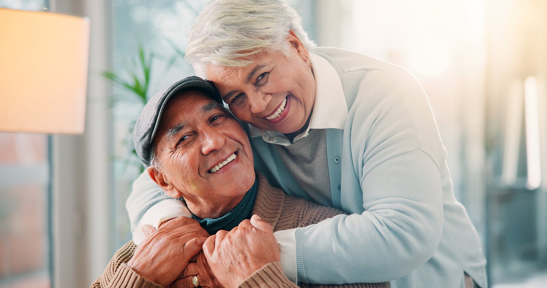 Profesionista sonriendo con tranquilidad financiera